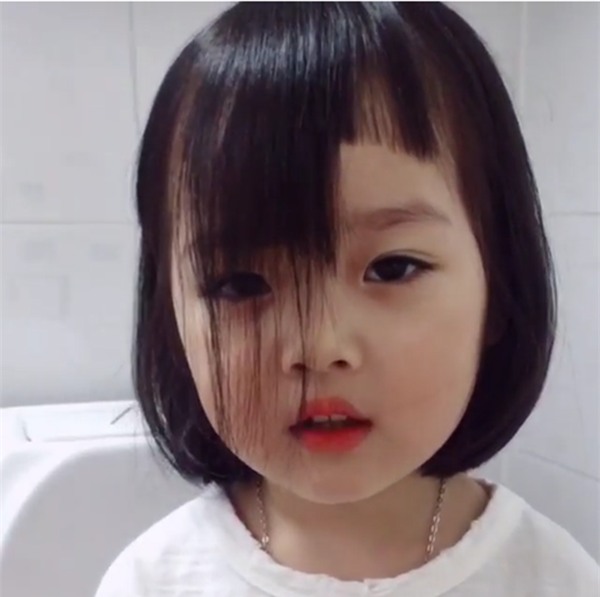 Mẹ bảo là ngồi yên mẹ cắt tóc xinh đẹp cho...