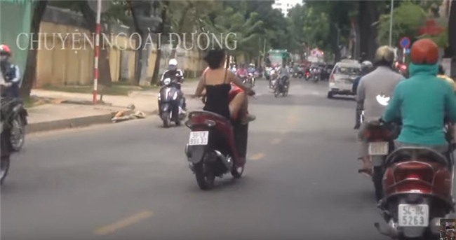 soc voi man phong xe nhu dien, co chan lang lach mac ke lo noi y cua co gai tre - 2