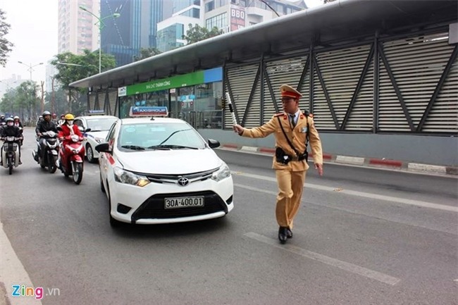 Tuoc bang lai 10 tai xe chay xe vao duong buyt BRT hinh anh 1