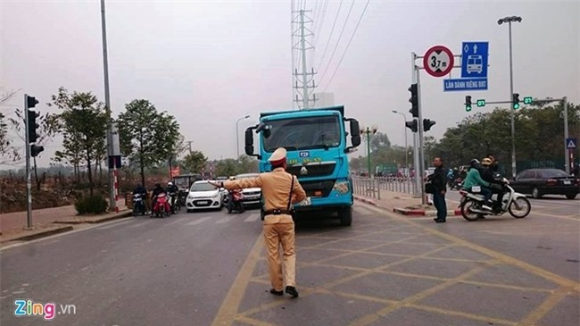 Tuoc bang lai 10 tai xe chay xe vao duong buyt BRT hinh anh 2