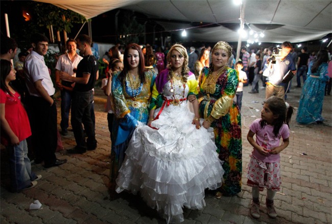 Cùng ngắm thêm 22 bộ váy cưới truyền thống tuyệt đẹp trên toàn thế giới - Ảnh 1.