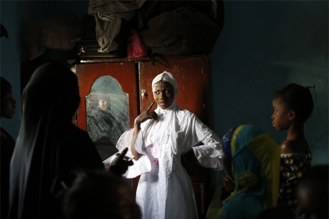 Cùng ngắm thêm 22 bộ váy cưới truyền thống tuyệt đẹp trên toàn thế giới - Ảnh 36.