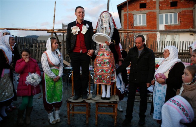 Cùng ngắm thêm 22 bộ váy cưới truyền thống tuyệt đẹp trên toàn thế giới - Ảnh 3.