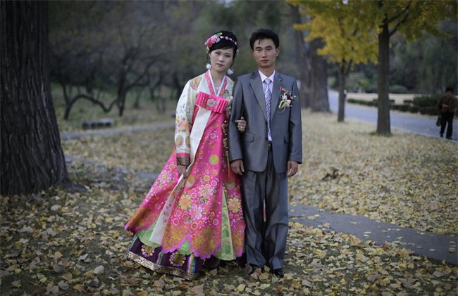 Cùng ngắm thêm 22 bộ váy cưới truyền thống tuyệt đẹp trên toàn thế giới - Ảnh 38.