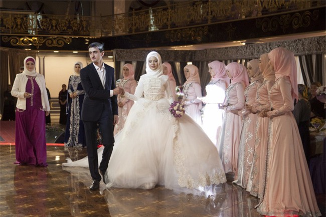 Cùng ngắm thêm 22 bộ váy cưới truyền thống tuyệt đẹp trên toàn thế giới - Ảnh 40.
