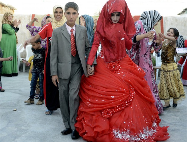 Cùng ngắm thêm 22 bộ váy cưới truyền thống tuyệt đẹp trên toàn thế giới - Ảnh 42.