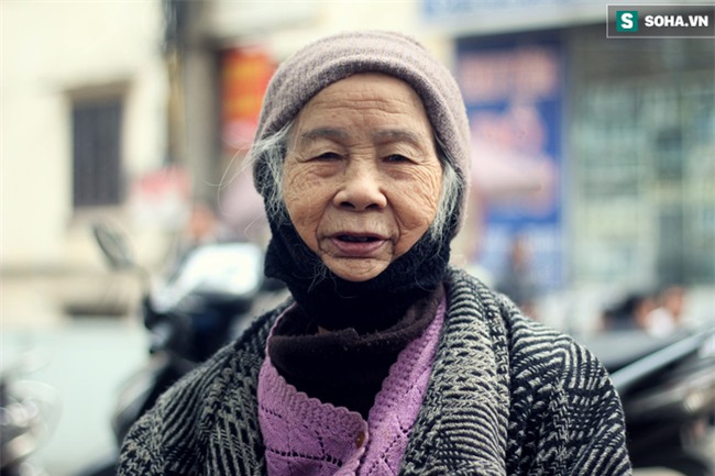 Cụ bà 88 tuổi vá xe trên phố Hà Nội và câu chuyện khiến nhiều bạn trẻ xấu hổ - Ảnh 1.