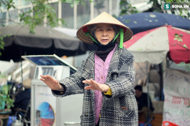 Cụ bà 88 tuổi vá xe trên phố Hà Nội và câu chuyện khiến nhiều bạn trẻ xấu hổ - Ảnh 10.