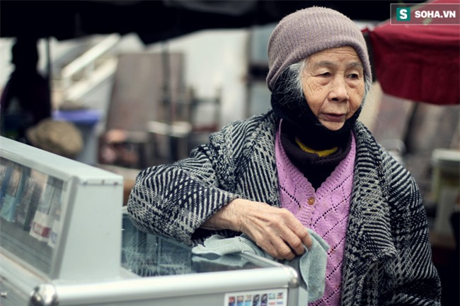 Cụ bà 88 tuổi vá xe trên phố Hà Nội và câu chuyện khiến nhiều bạn trẻ xấu hổ - Ảnh 11.
