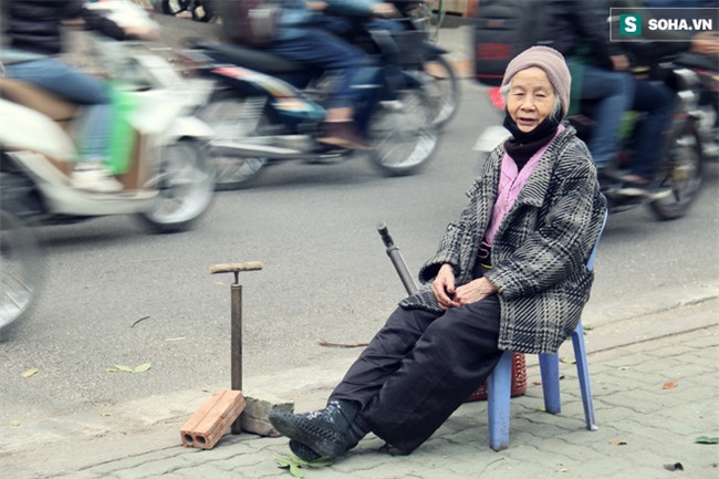 Cụ bà 88 tuổi vá xe trên phố Hà Nội và câu chuyện khiến nhiều bạn trẻ xấu hổ - Ảnh 12.