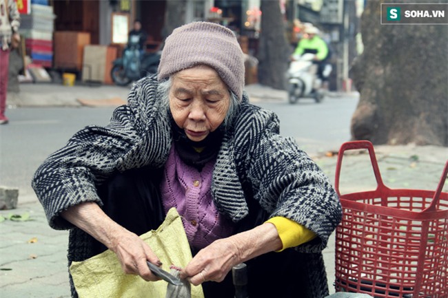Cụ bà 88 tuổi vá xe trên phố Hà Nội và câu chuyện khiến nhiều bạn trẻ xấu hổ - Ảnh 13.