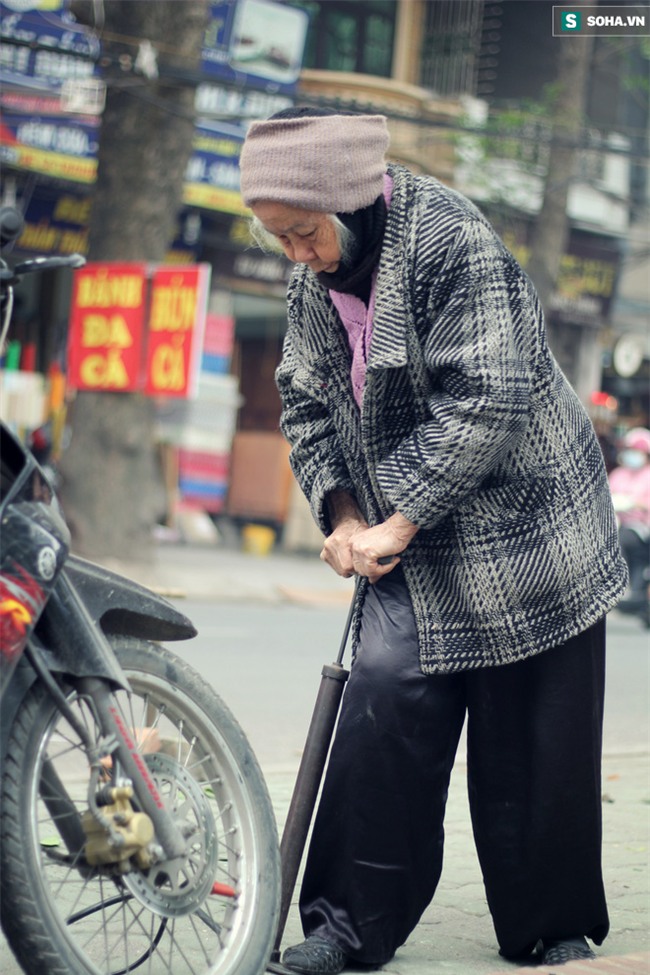 Cụ bà 88 tuổi vá xe trên phố Hà Nội và câu chuyện khiến nhiều bạn trẻ xấu hổ - Ảnh 14.