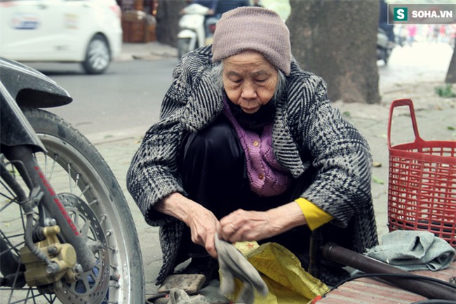 Cụ bà 88 tuổi vá xe trên phố Hà Nội và câu chuyện khiến nhiều bạn trẻ xấu hổ - Ảnh 2.