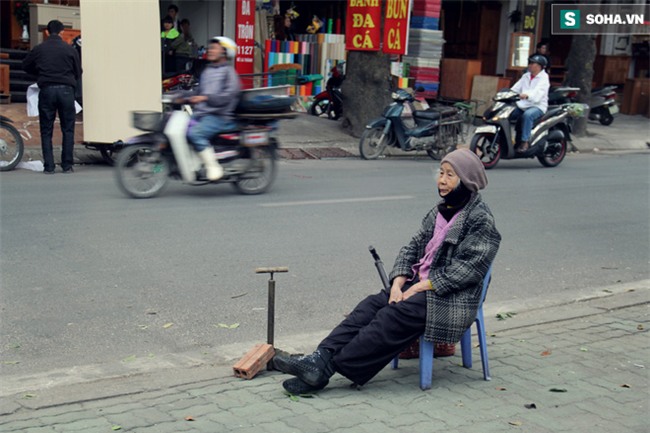 Cụ bà 88 tuổi vá xe trên phố Hà Nội và câu chuyện khiến nhiều bạn trẻ xấu hổ - Ảnh 3.
