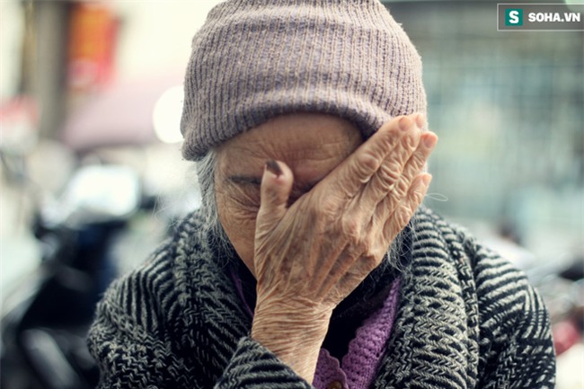 Cụ bà 88 tuổi vá xe trên phố Hà Nội và câu chuyện khiến nhiều bạn trẻ xấu hổ - Ảnh 4.