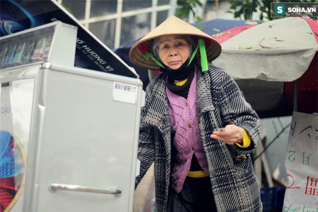 Cụ bà 88 tuổi vá xe trên phố Hà Nội và câu chuyện khiến nhiều bạn trẻ xấu hổ - Ảnh 6.