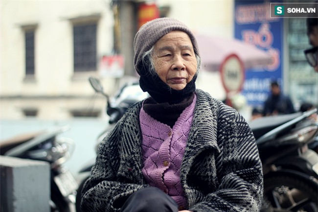 Cụ bà 88 tuổi vá xe trên phố Hà Nội và câu chuyện khiến nhiều bạn trẻ xấu hổ - Ảnh 8.