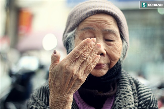 Cụ bà 88 tuổi vá xe trên phố Hà Nội và câu chuyện khiến nhiều bạn trẻ xấu hổ - Ảnh 9.