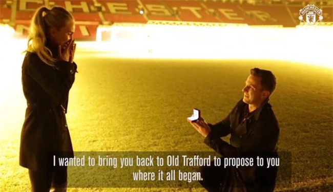 Cầu hôn tại Old Trafford, fan Man Utd được Ibrahimovic chúc phúc - Ảnh 1.