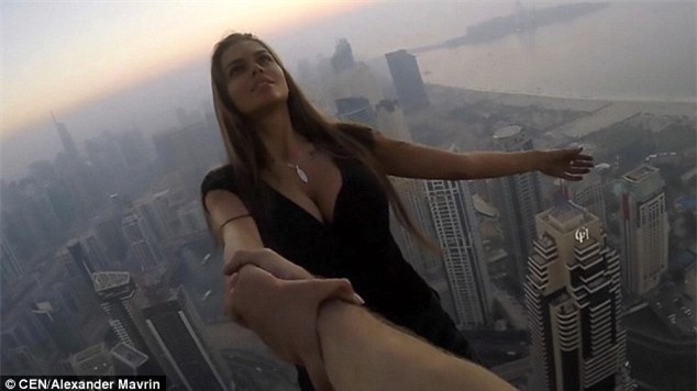 Tin tưởng 100% vào bạn trai, người mẫu Nga liều mình đánh đu trên mép tòa nhà chọc trời ở Dubai - Ảnh 2.