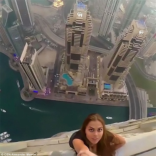 Tin tưởng 100% vào bạn trai, người mẫu Nga liều mình đánh đu trên mép tòa nhà chọc trời ở Dubai - Ảnh 3.