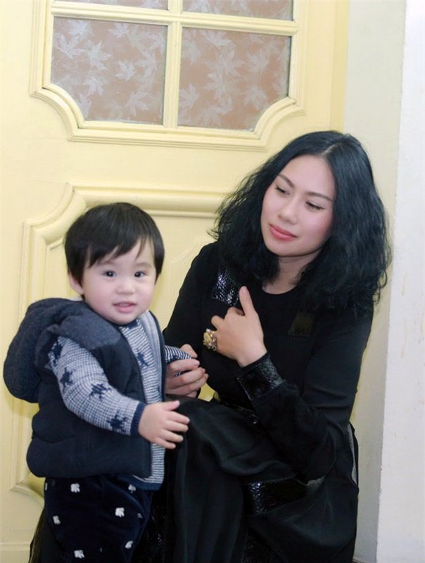 Nhan sắc mặn mà người vợ bí mật của Tùng Dương