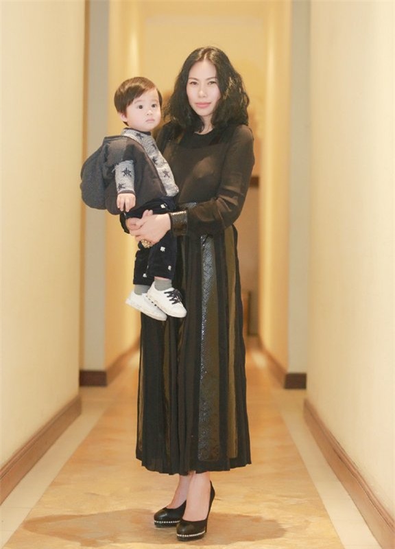 Nhan sắc mặn mà người vợ bí mật của Tùng Dương