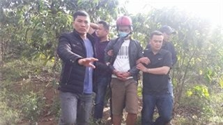 Hung thủ Đức bị dẫn giải đến nơi chôn giáu xác nạn nhân