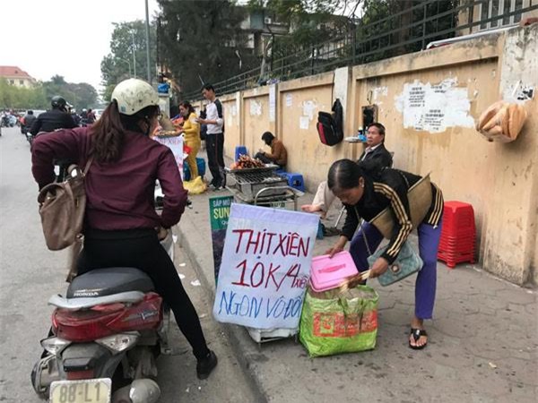 Thịt nướng siêu rẻ 10 ngàn/4 xiên: Ngon vô đối, tràn vỉa hè