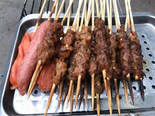 Thịt nướng siêu rẻ 10 ngàn/4 xiên: Ngon vô đối, tràn vỉa hè