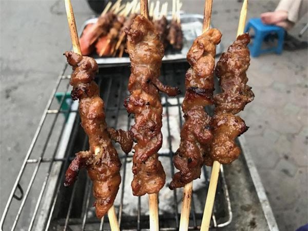 Thịt nướng siêu rẻ 10 ngàn/4 xiên: Ngon vô đối, tràn vỉa hè