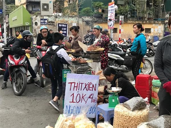 Thịt nướng siêu rẻ 10 ngàn/4 xiên: Ngon vô đối, tràn vỉa hè