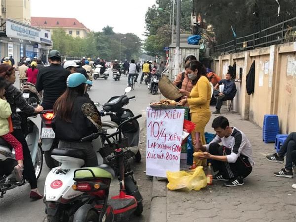 Thịt nướng siêu rẻ 10 ngàn/4 xiên: Ngon vô đối, tràn vỉa hè