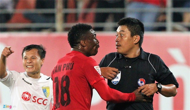 Trọng tài V.League bị uy hiếp ở Lạch Tray - Ảnh 3.