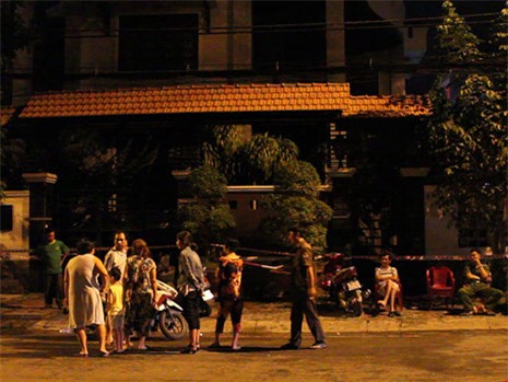 be con trai chay ra khoi biet thu dang chay - 1