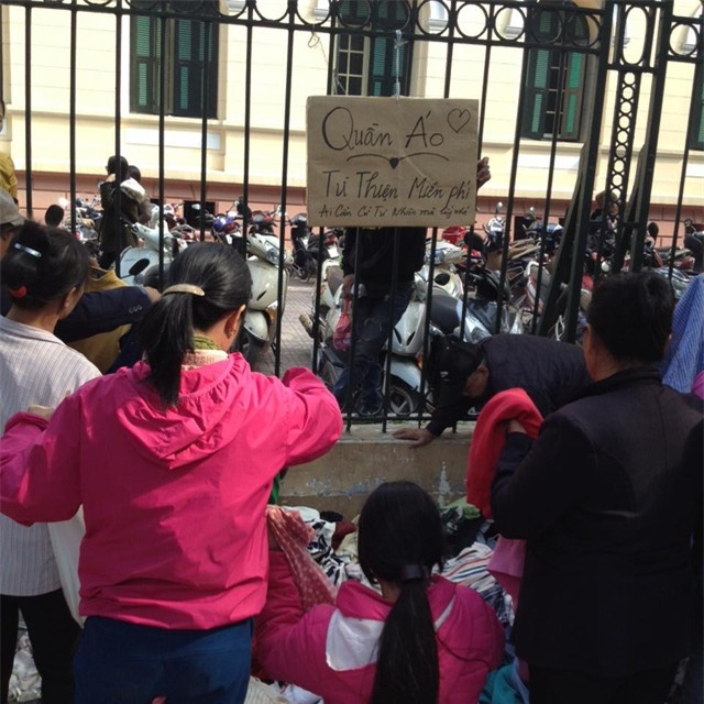 Quầy quần áo từ thiện tại phố Quán Sứ.