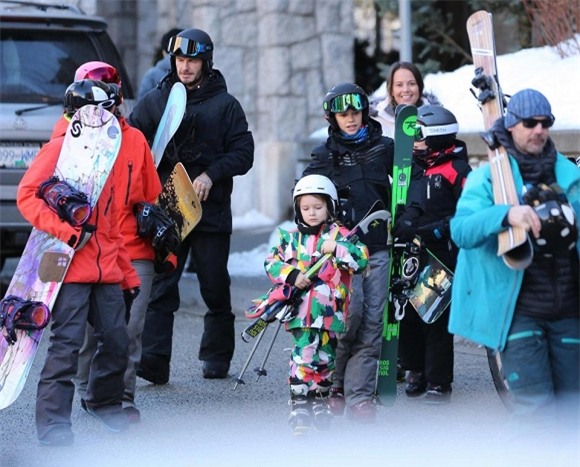 Harper diện đồ sặc sỡ đi trượt tuyết cùng với gia đình -1