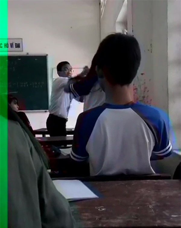 Thầy giáo và nữ sinh xô xát trong lớp học
