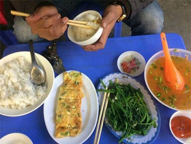 bua com co rau va trung gia 130.000 dong gay tranh cai suc soi hinh anh 1