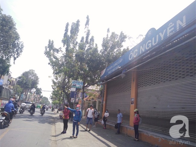 TPHCM: Bị bỏ rơi, hai bé trai 3 và 5 tuổi xách bịch đồ lang thang tìm bố mẹ lúc nửa đêm - Ảnh 2.