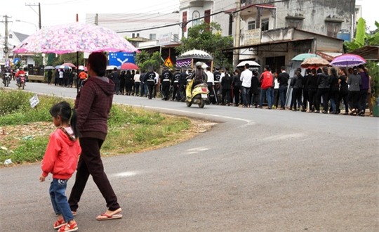 Cả khu phố xót thương cho nạn nhân xấu số.