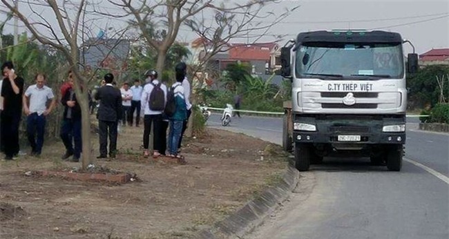 Tai xe chet trong cabin co vet dam, chan tay bi troi chat hinh anh 2