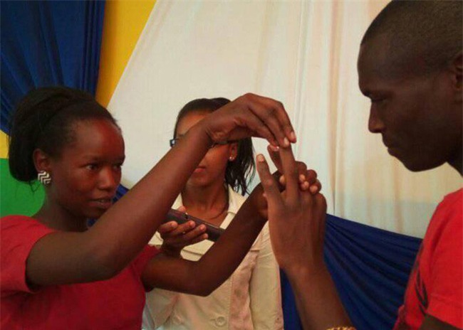 Cô gái đồng ý kết hôn với chàng trai dù chỉ có chiếc nhẫn cưới bằng sắt trị giá 1USD và cái kết có hậu - Ảnh 1.