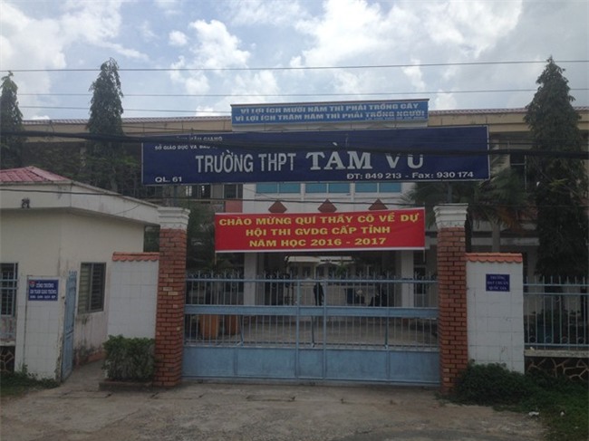 Hieu truong noi gi ve vu thay giao va nu sinh danh nhau hinh anh 1