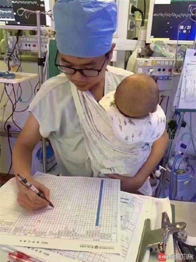 Nam y tá trẻ vừa địu bệnh nhi khóc ngằn ngặt vừa say sưa làm việc gây sốt mạng xã hội - Ảnh 3.