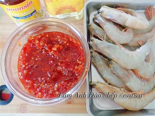 tom nuong sa te theo cach nay ngon hon ca ngoai hang - 1