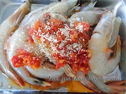 tom nuong sa te theo cach nay ngon hon ca ngoai hang - 2