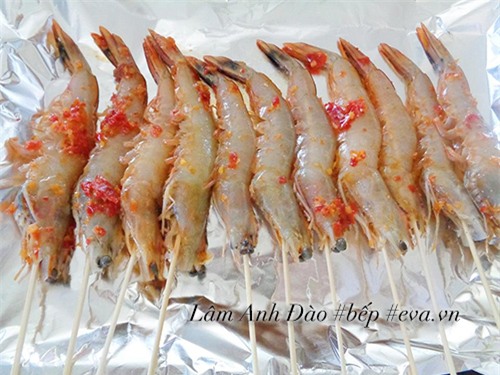 tom nuong sa te theo cach nay ngon hon ca ngoai hang - 3