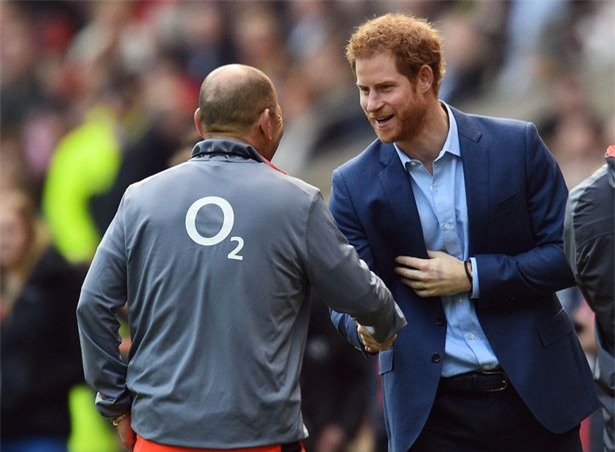 Fan Arsenal ấm lòng vì phản ứng tinh tế của Hoàng tử Harry - Ảnh 1.