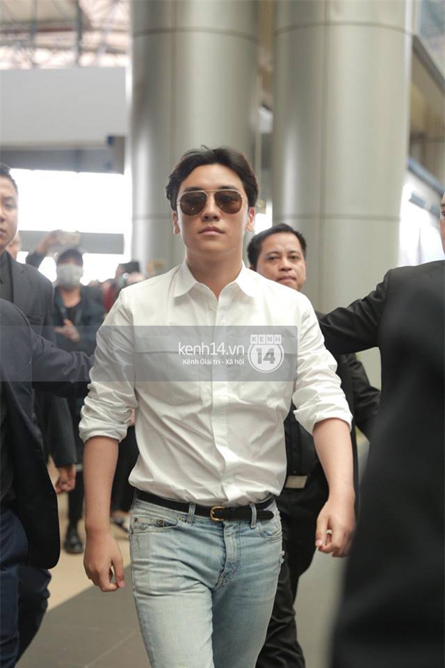 Cập nhật: Seungri diện áo sơ mi trắng soái ca, xuất hiện cực cool ngầu tại sân bay - Ảnh 4.